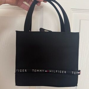 ✨ Tommy Hilfiger small vintage handbag! ✨